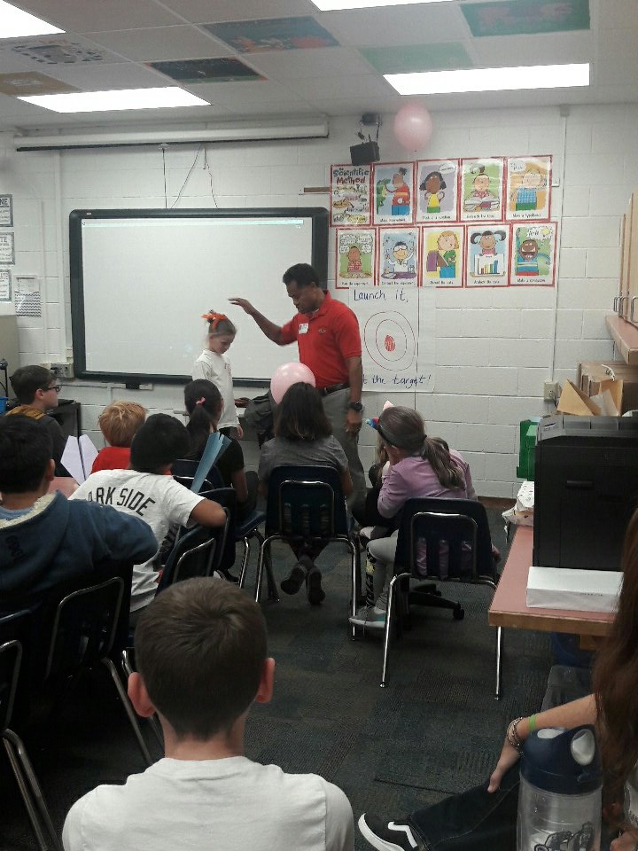 DeniseFockler's tweet photo. NLES 5TH graders perfecting lift, drag, weight and gravity of paper airplanes @north_landing @vbschools @jennied34 @JBNLESPRINCIPAL https://t.co/xu0LKXSV4E