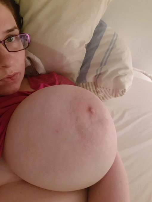 Boob lovers! #retweet #FridayFeeling #weekend #bustygal https://t.co/FCdt4F4E2V<a href="/tag/retweet"class="tags">#retweet</a><a href="/tag/fridayfeeling"class="tags">#FridayFeeling</a><a href="/tag/weekend"class="tags">#weekend</a><a href="/tag/bustygal"class="tags"><span>#bustygal</span></a>