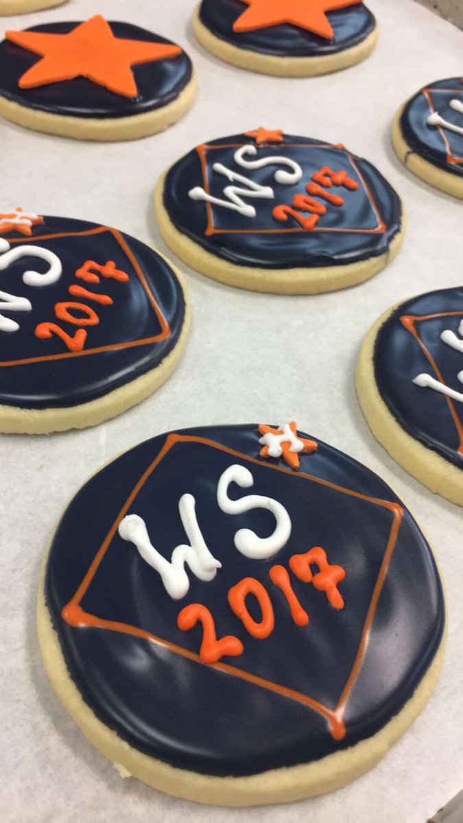 MayraABC13's tweet image. Astros fever has taken over the city! From treats to tees. Houston can't get enough. @StatelineDesign @DessertGallery @Maldivesnails