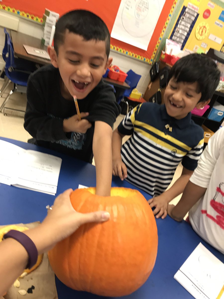 msdiazclase's tweet photo. Que divertido fue nuestra investigación de calabazas y poder hacer una también #madison44 #weare44 https://t.co/BNeAbsPDCa