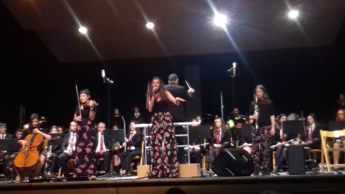 Merce_G's tweet photo. Continua el #concertsimfonic a #musiquescruïlla2017 amb @amsenienca i el grup #Someliers #laSénia https://t.co/EVNm3iFyFz
