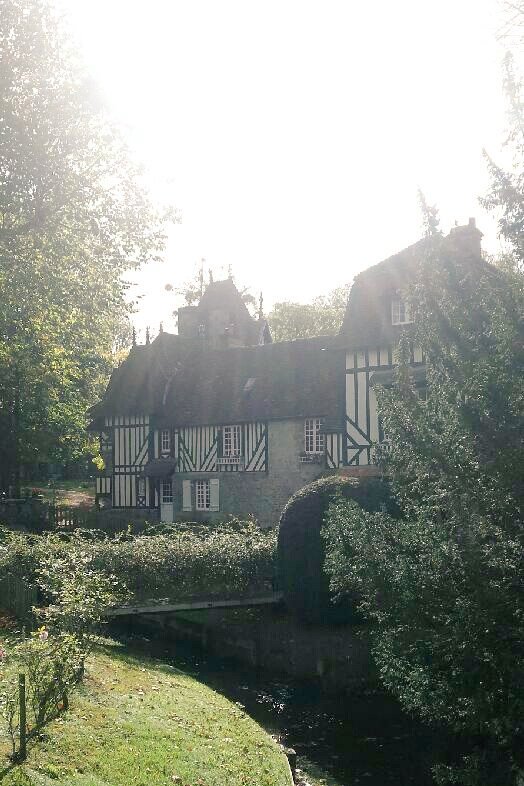 Au detour d'une ruelle à #Houlgate #Vacances #Toussaint #LaissezVousTenter  <a href="/PVPHoulgate/">PVPHoulgate</a>