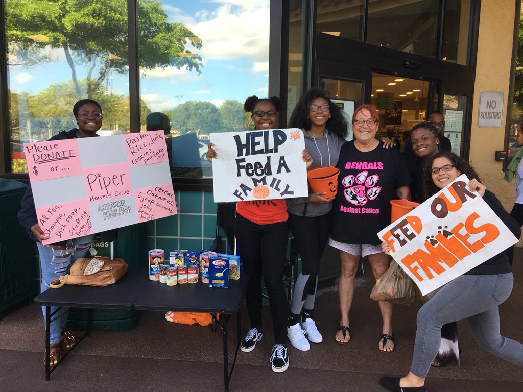 Volleyball raising money for the harvest drive at Publix on Nob Hill &amp; Oakland Park! Piper alumni are out here strong 💪🏼🙌🏼