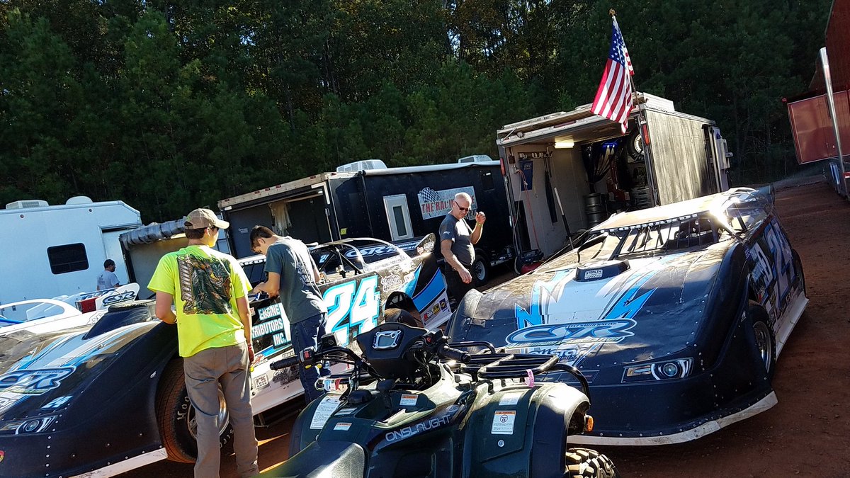 zlracing24's tweet photo. Running Limited and Super tonight @SenoiaRaceway 
#fastzach https://t.co/km4lDC0bvL