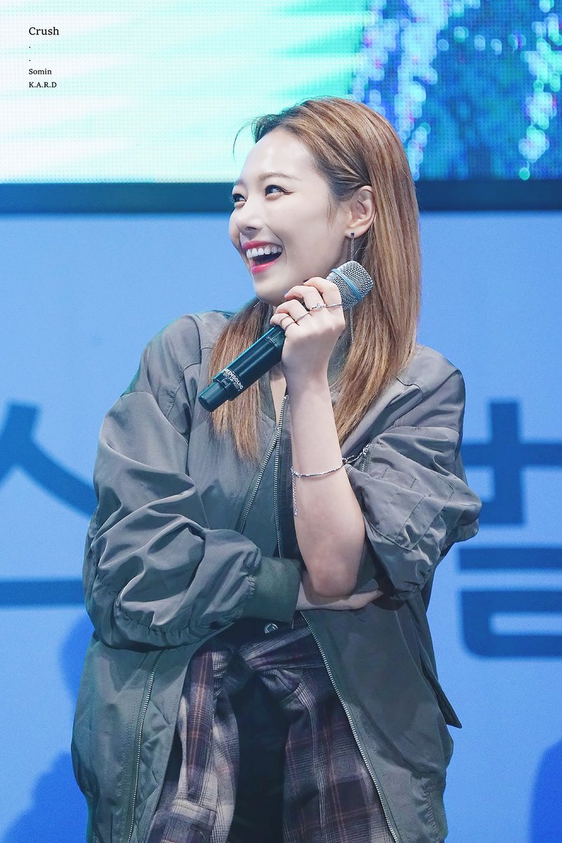 IBJeonSomin's tweet photo. Burda böyle sanki komik olmayan bir espiri yapılmış da zorla gülmüş gibi değilmiyim? 🙈 https://t.co/yAh1j5mwaK