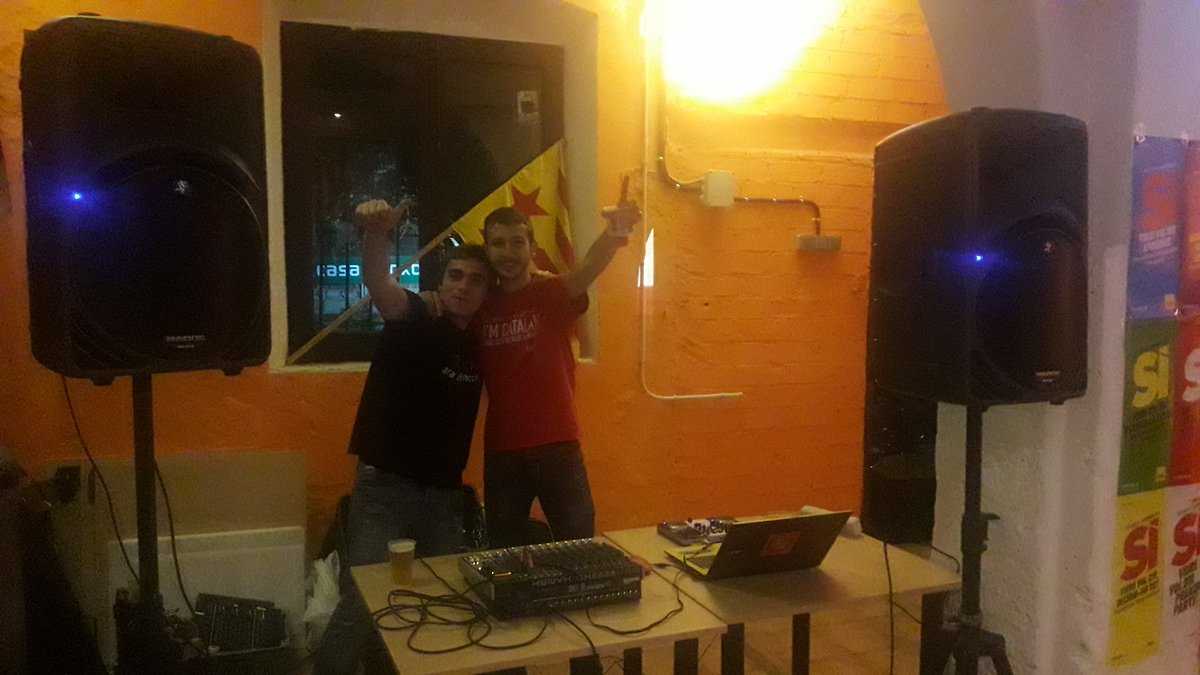 Continua la festa de benvinguda a la #RepublicaCatalana al Panxo amb aquests dos personatges! Gran ambient! #HolaRepublicaCatalana