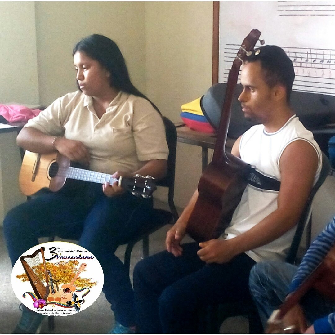 PeeNirgua's tweet photo. Entonando acordes  para fortalecer nuestra identidad en el #3festivaldemusicavenezolana @MendezLeo06 @PEE_ElSistema @elsistema https://t.co/B6qYsgkelB