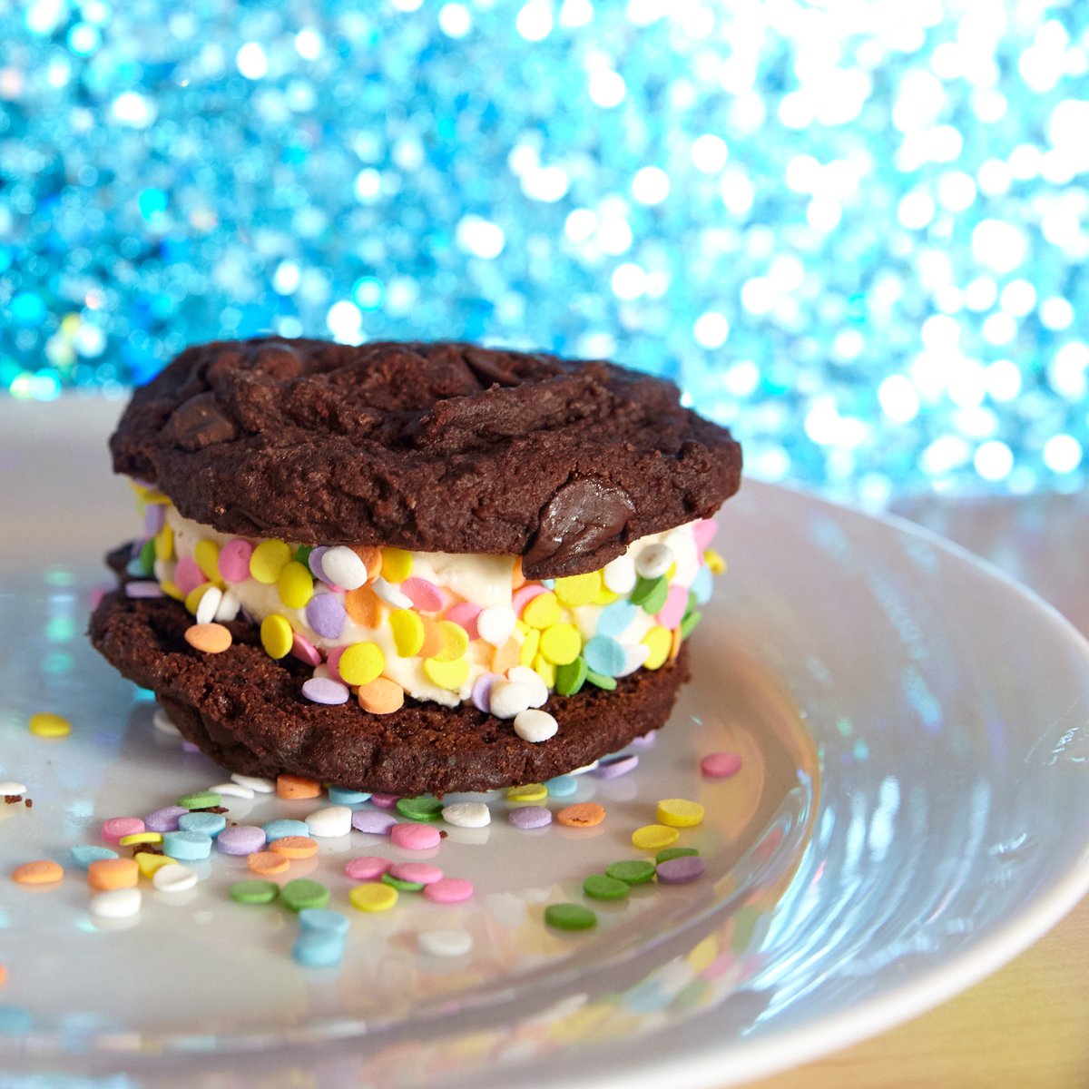 creamerycurious's tweet photo. Sandwich an ice cream scoop in between 2 homemade chocolate chunk cookies Don't forget the sprinkles! #mycuriouscreation #thecuriouscreamery https://t.co/vy4iLXfPFj