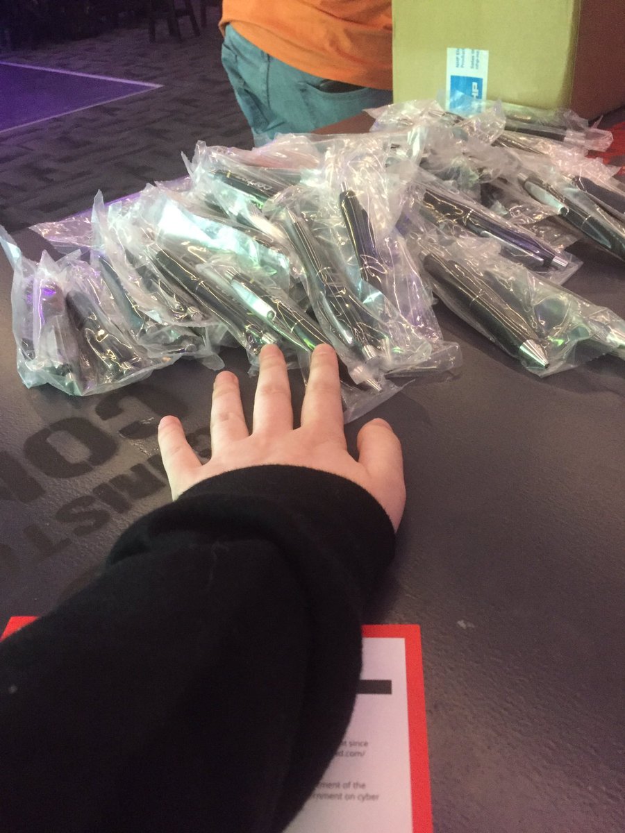 EmmmmmmyBear's tweet photo. Dear #chcon17 attendees! 

Please take a pen. Please. There's too many. 

~merch girl in white shirt https://t.co/sg4zk2JonC