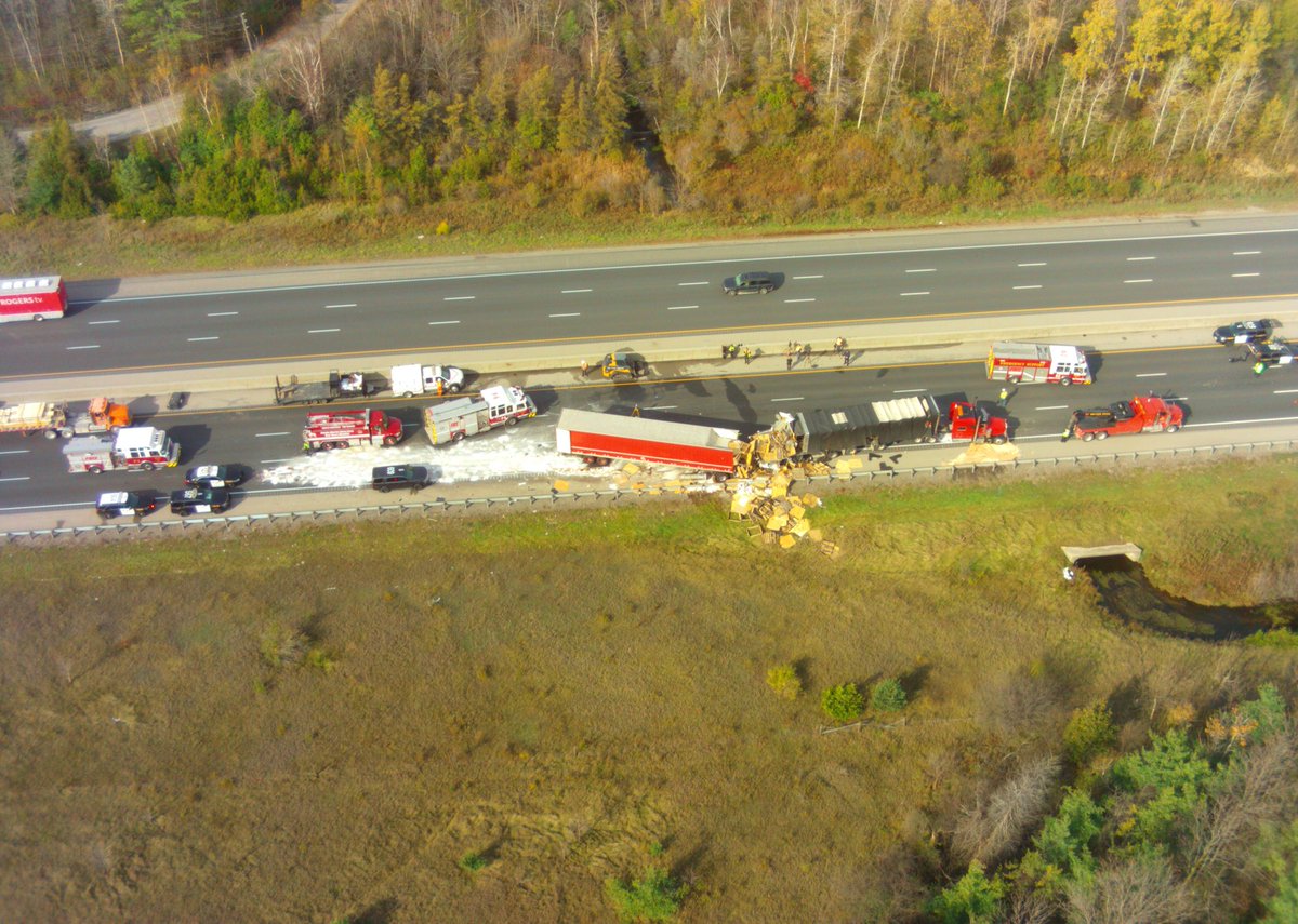 OPP_HSD's tweet photo. Update: #Hwy401 EB reopened after earlier fatal collision
Abdual WAHEED, 59 year old man from Ajax Ontario was killed in the crash https://t.co/r8yi8WXFqA