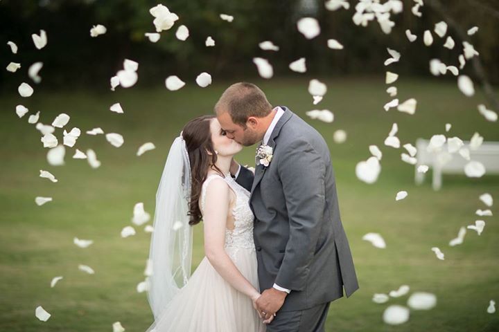 HousleyPhoto's tweet photo. Courtney and Zac’s wedding sneak peek is on the blog! Hop on over to check it out! https://t.co/wwNOUHv7wh #Friday #SacredStone #Wedding #… https://t.co/Au4mCiZ9Iu