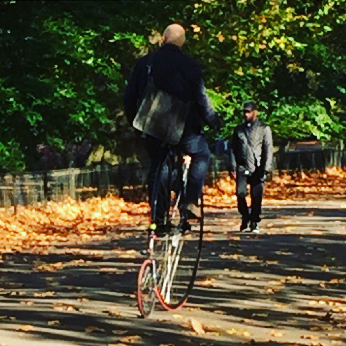 Battersea_Bntr's tweet photo. A "penny-farthing" for your thoughts? Spotted in #Battersea Park!
#pennyfarthing https://t.co/zXCC9s7SYZ