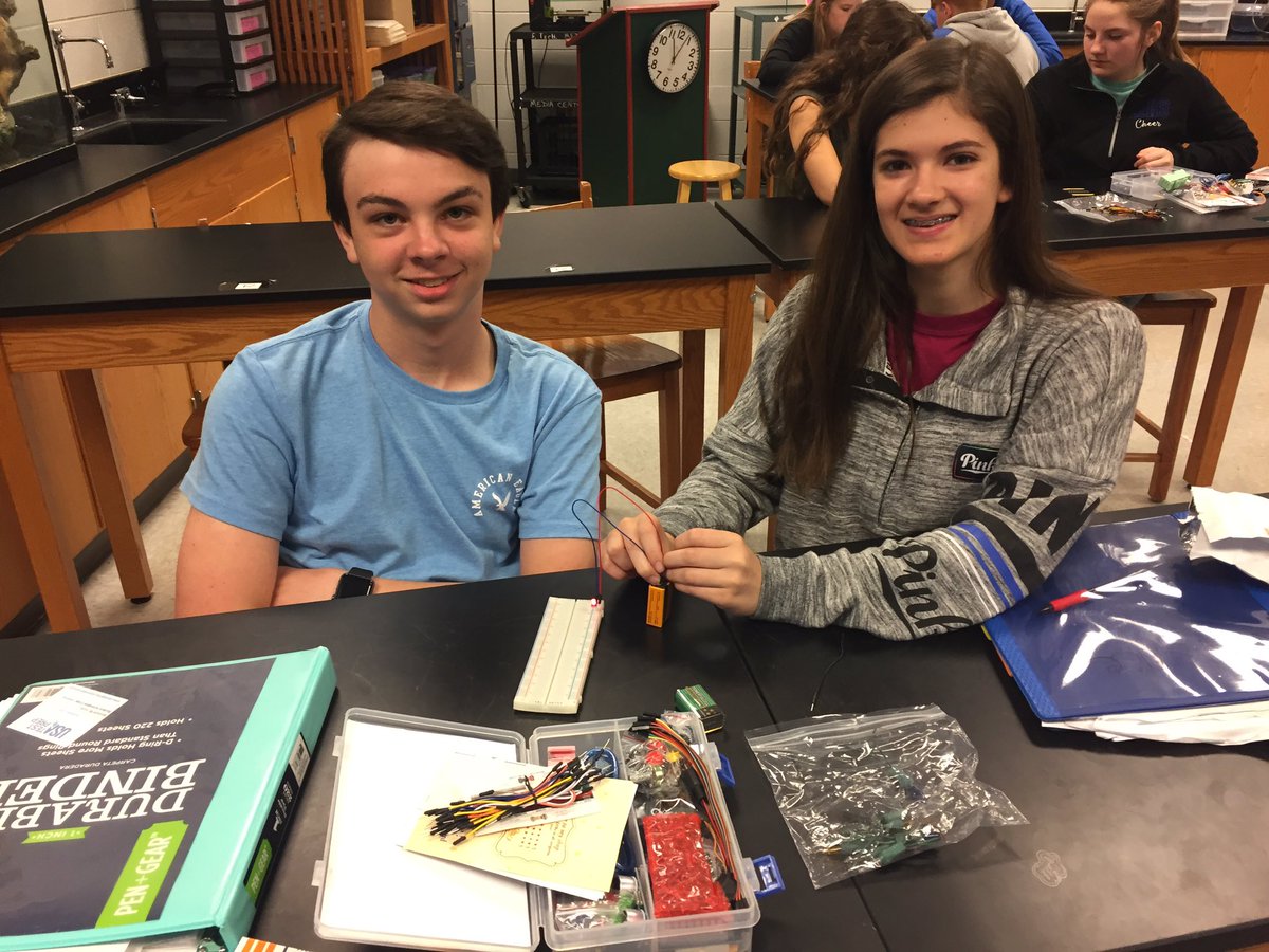 rlggrg's tweet photo. Exploring electrical currents with breadboards. #ModelBlueDevils @ModelHighDevils @FloydCoSchools https://t.co/8A4h55dLT9