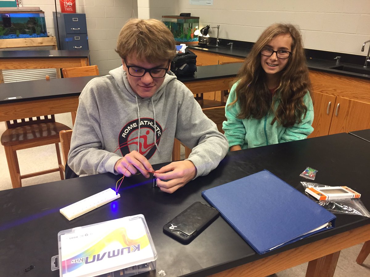 rlggrg's tweet photo. Exploring electrical currents with breadboards. #ModelBlueDevils @ModelHighDevils @FloydCoSchools https://t.co/8A4h55dLT9