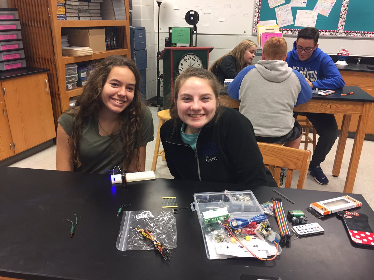 rlggrg's tweet photo. Exploring electrical currents with breadboards. #ModelBlueDevils @ModelHighDevils @FloydCoSchools https://t.co/8A4h55dLT9