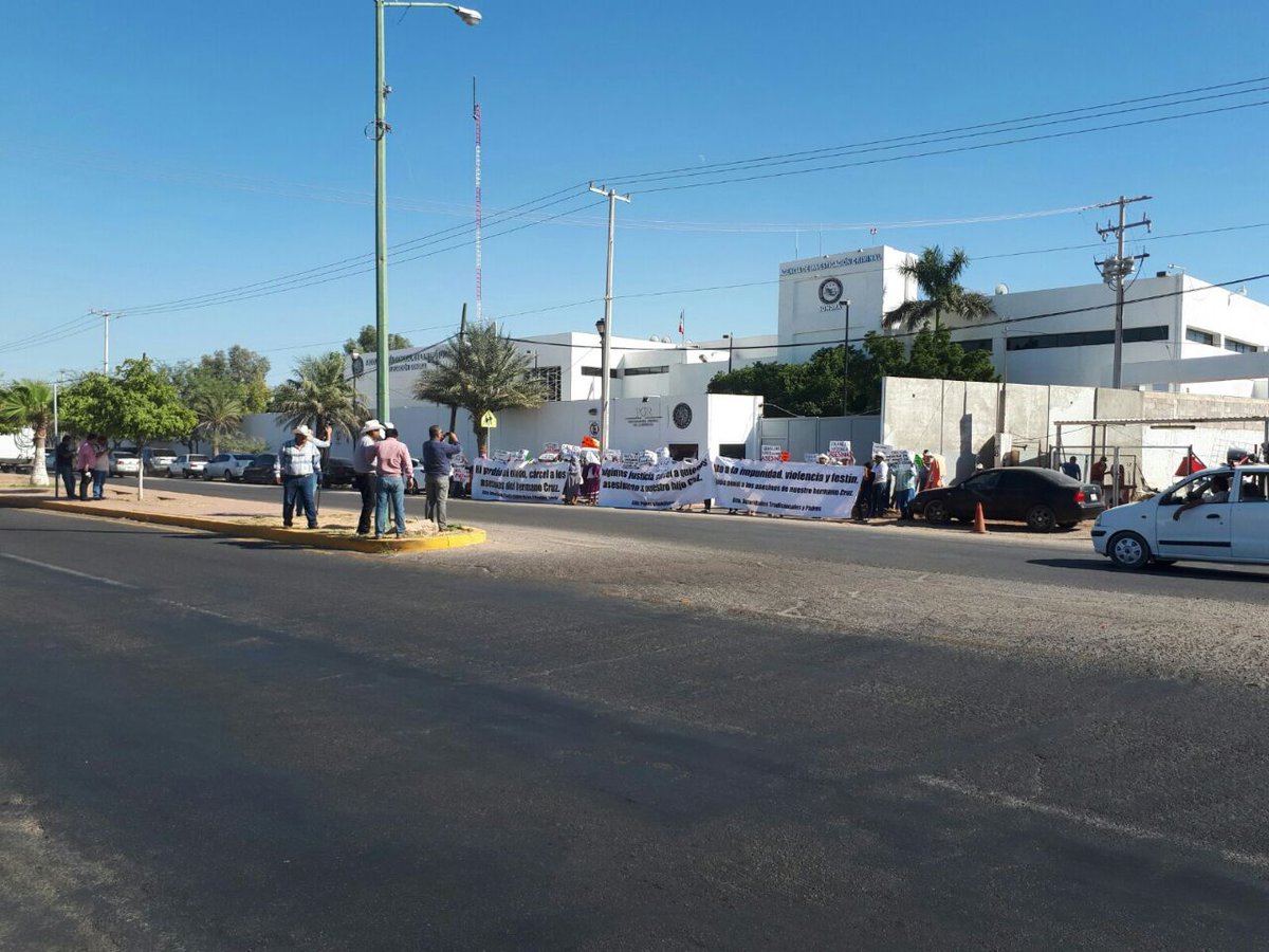 elmitoteromx's tweet photo. JUSTICIA exigen yaquis de los 8 pueblos frente a PGR Piden salgan del territorio agresores a ellos y al gasoducto. #ElMitotero #Hermosillo https://t.co/0vks1l60al