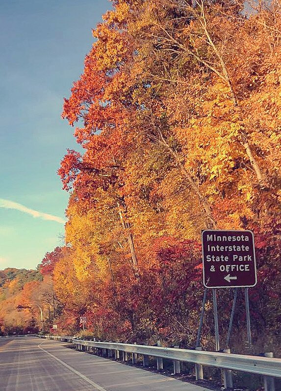 KellyKix's tweet photo. ...and just like that, the beautiful warmth of fall is replaced w/ the cool whites of a winter wonderland πβοΈ #InterstatePark #TaylorsFalls https://t.co/FFLODdxLro