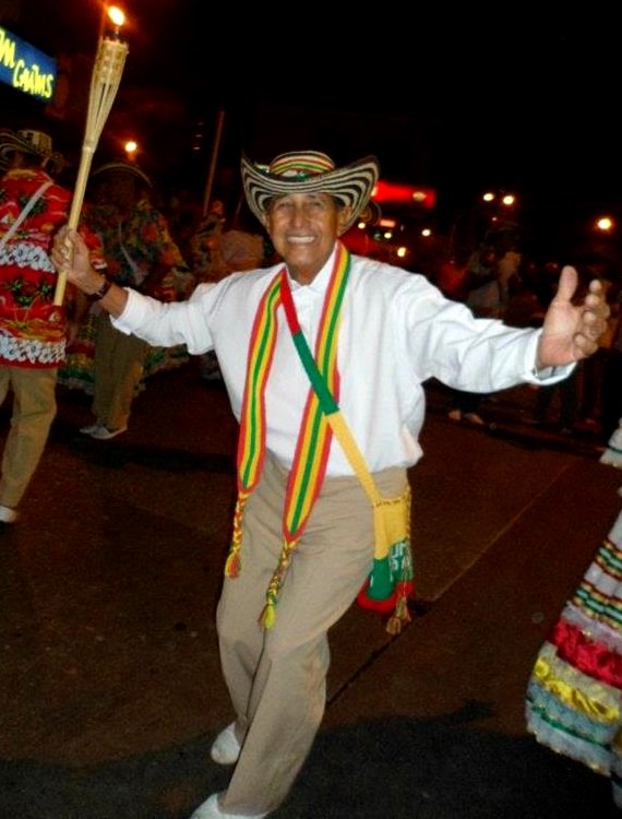 Carnaval_SA's tweet photo. Celebramos la vida de nuestro Rey Momo del Carnaval 2006, Armando Zambrano, director de la Cumbiamba @Corfolkla1947. ¡Muchas felicidades! 🎉 https://t.co/SUjy5ZgEbQ