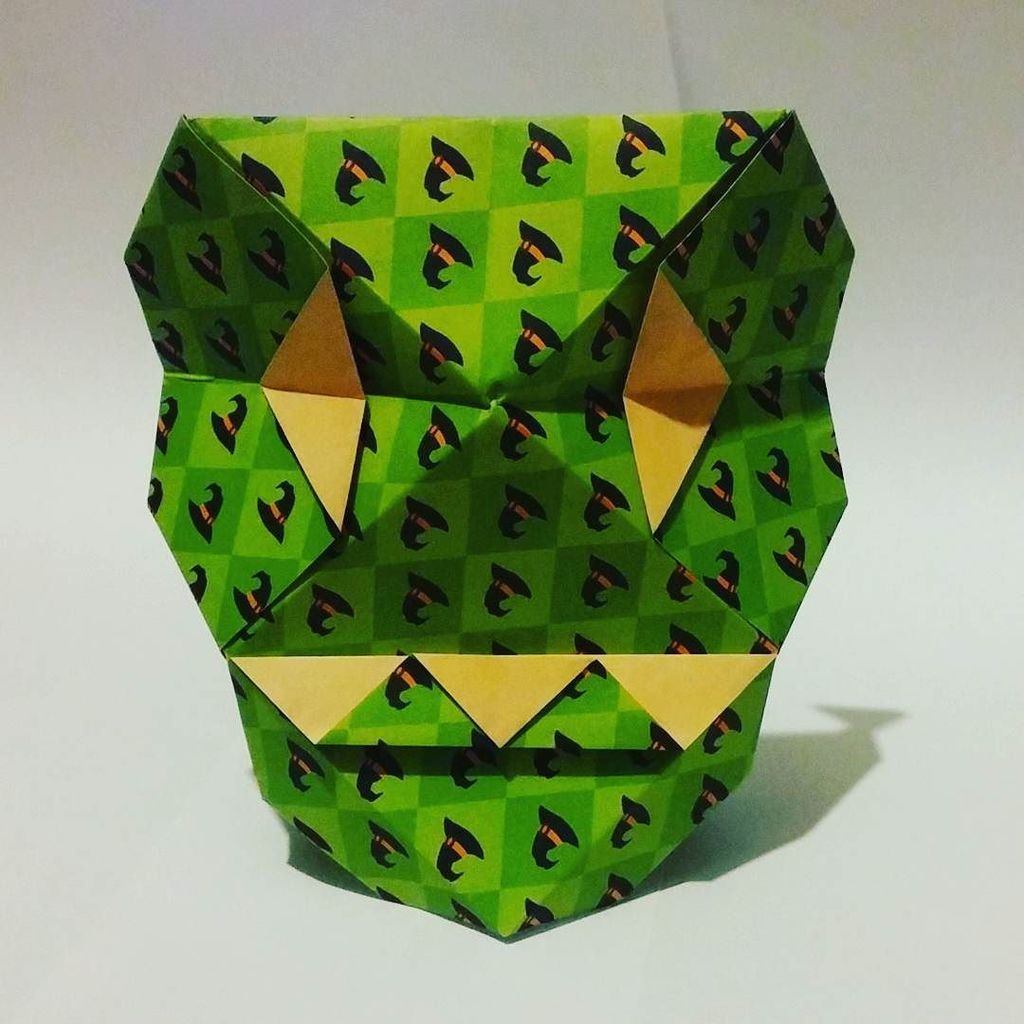 OrigamiInvasion's tweet photo. 132/365 #365origamichallenge
Crâne - Calavera
Design : Stéphane Gigandet (@origamiplus)
#origami #origamiart #papercraft #paper #paperar… https://t.co/G7gcIbTaI9