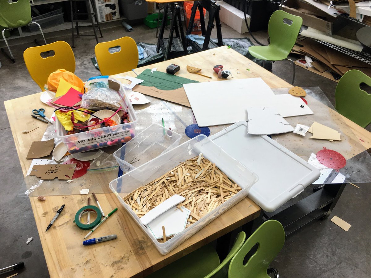 FessyiLab's tweet photo. What's wrong with this picture? #completeyourjob #cleanupyourspace #alwaysbeknolling https://t.co/yusZ7Er4D8