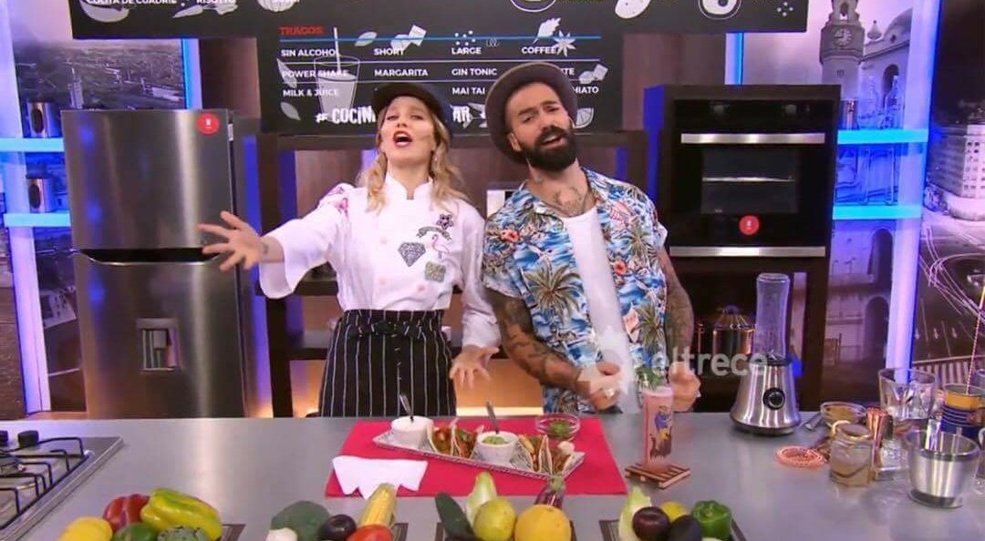 Hoy a la medianoche, una nueva entrega de Cucinare en Canal 13, con <a href="/MatiasMerlo_/">Matias Merlo</a> y Valentina Salezzi enseñando recetas de tragos + tapas. 👌