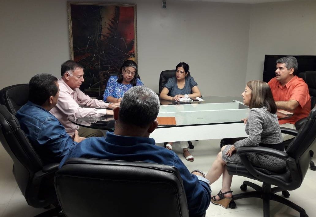 PanchoArias2012's tweet photo. Sostenemos una reunión de trabajo con la Gobernadora encargada @magdelyvalbuena, para avanzar en planes y proyectos que potencien al Zulia. https://t.co/DMjozpr4NN