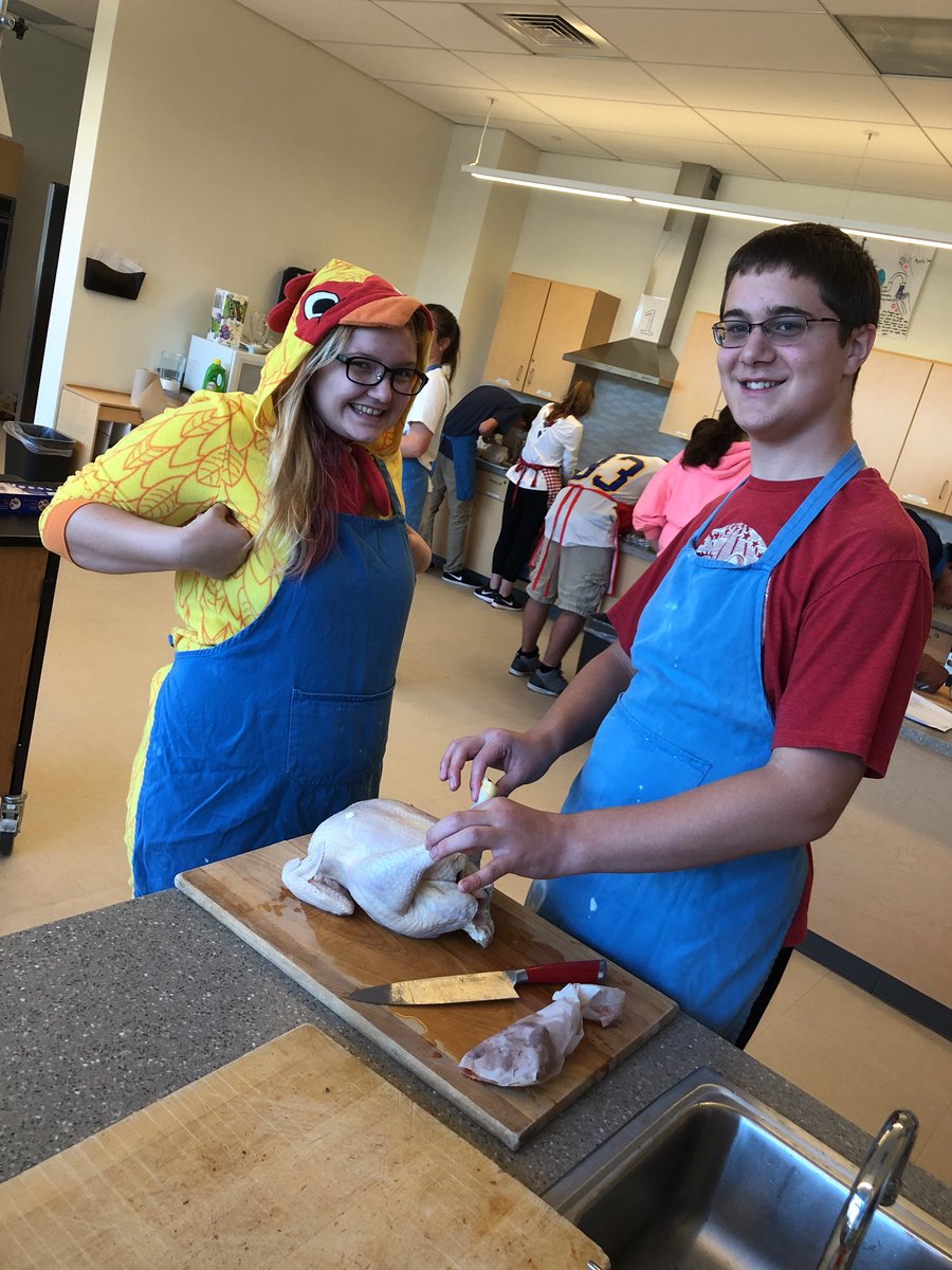 FCS_MissCarta's tweet photo. When Olivia was cutting a chicken, as a chicken. 😂 https://t.co/K6qAzjJUtI