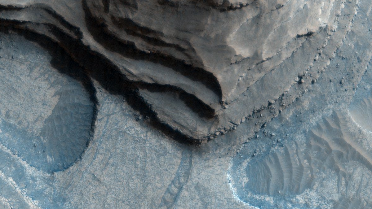 HiRISE's tweet photo. Want to see Mars in high resolution? Download HiView to drag and drop and explore.  
https://t.co/2eujdro6rY https://t.co/g5ielhYFYt
