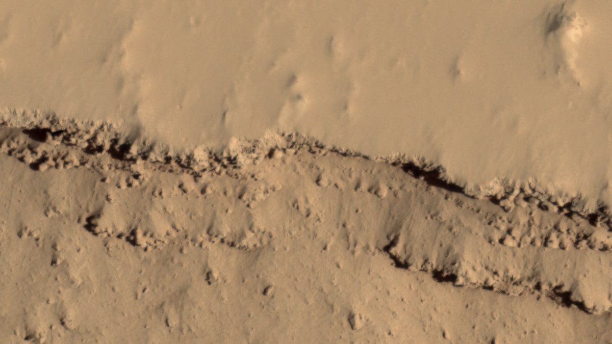 HiRISE's tweet photo. Want to see Mars in high resolution? Download HiView to drag and drop and explore.  
https://t.co/2eujdro6rY https://t.co/g5ielhYFYt