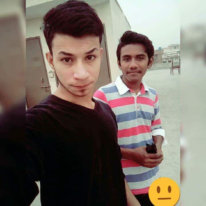 AmMy_MaLiK007's tweet photo. #_Kisi Ne P0cha!
#_Tmhra #_KaroBar Kia Hai.!!
#_MaLik.Gee
#_Me Ne #HaNs K Kha #_Nafrat K #Bazar Mein #_Muhbbat Ki #DuKan _ChaLata #Hon.😍😘 https://t.co/llgDTOjBjM