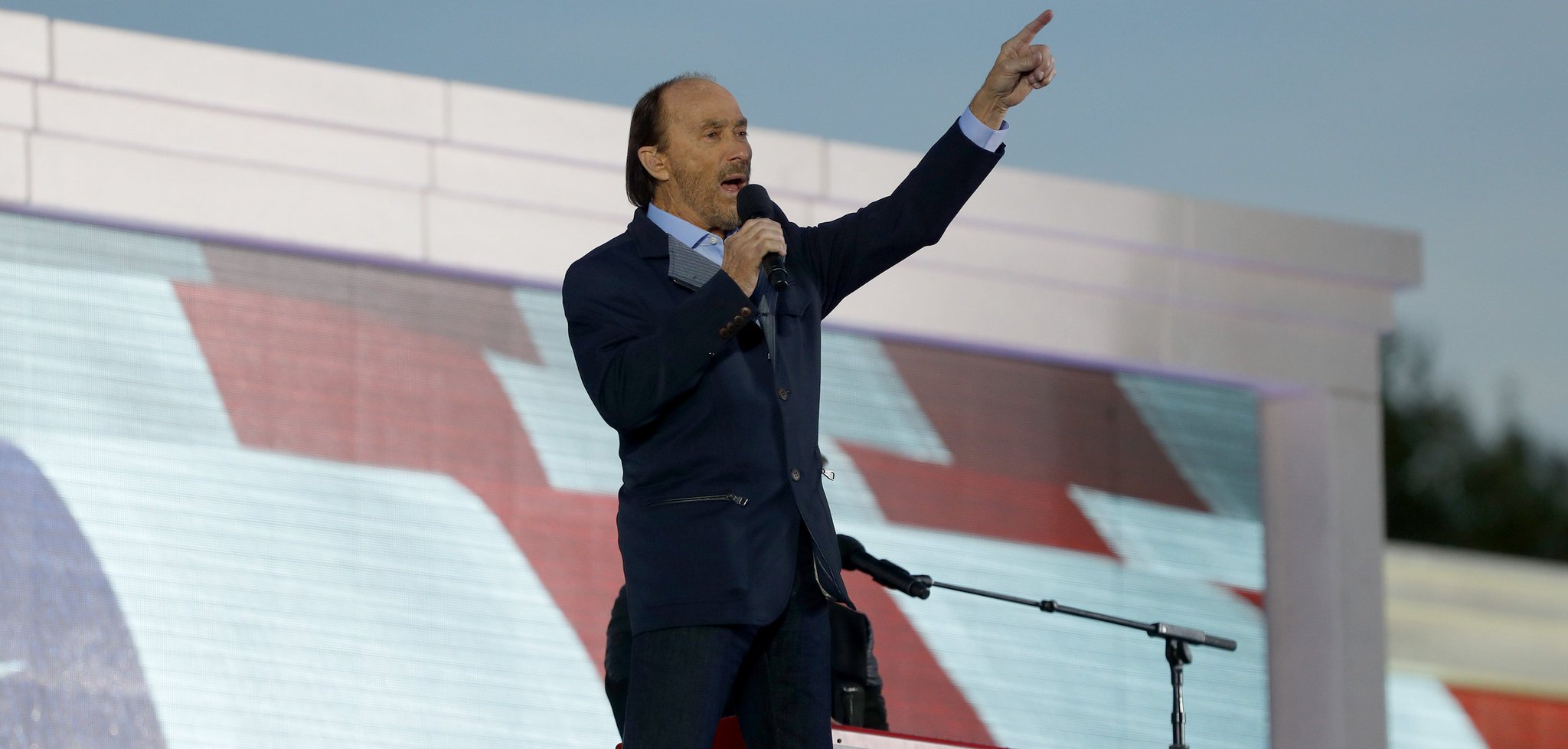 Trump Wishes Happy Birthday To The Wrong Lee Greenwood  