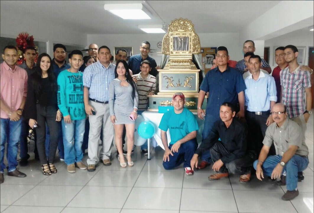 MackZulia's tweet photo. Buenas noches #MackPanas mañana la gran bajada de nuestra Patrona Virgen de Chiquinquirá! 🙏 !Orgullosos de ser Zulianos!🌞💪#MackZulia https://t.co/kSnb3Dydgv