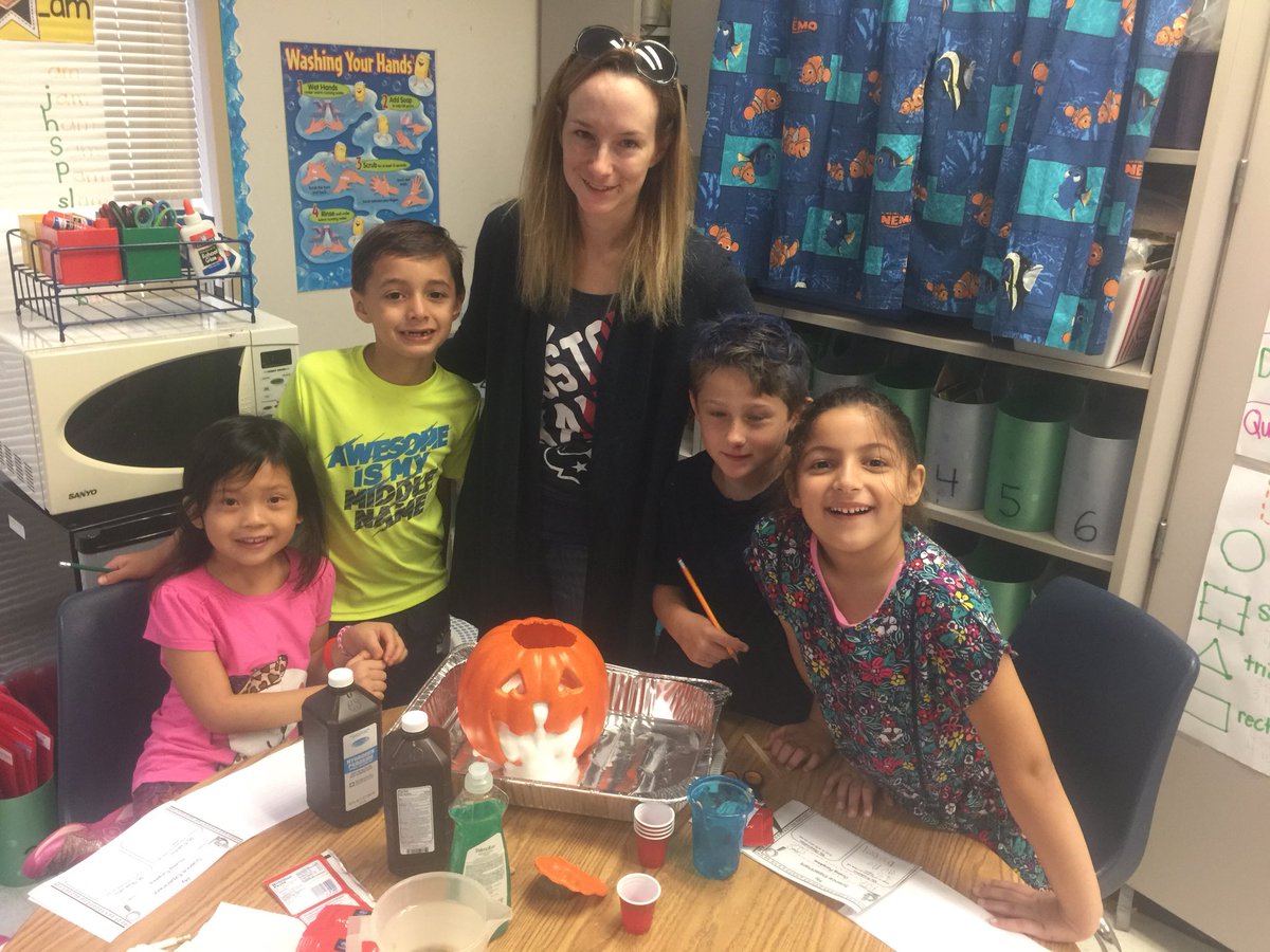 dmcintyre7911's tweet photo. 1st graders LOVED exploring Pumpkin-ology math and science stations! #oozingpumpkins @NPERockets https://t.co/hxvWgwxcCd