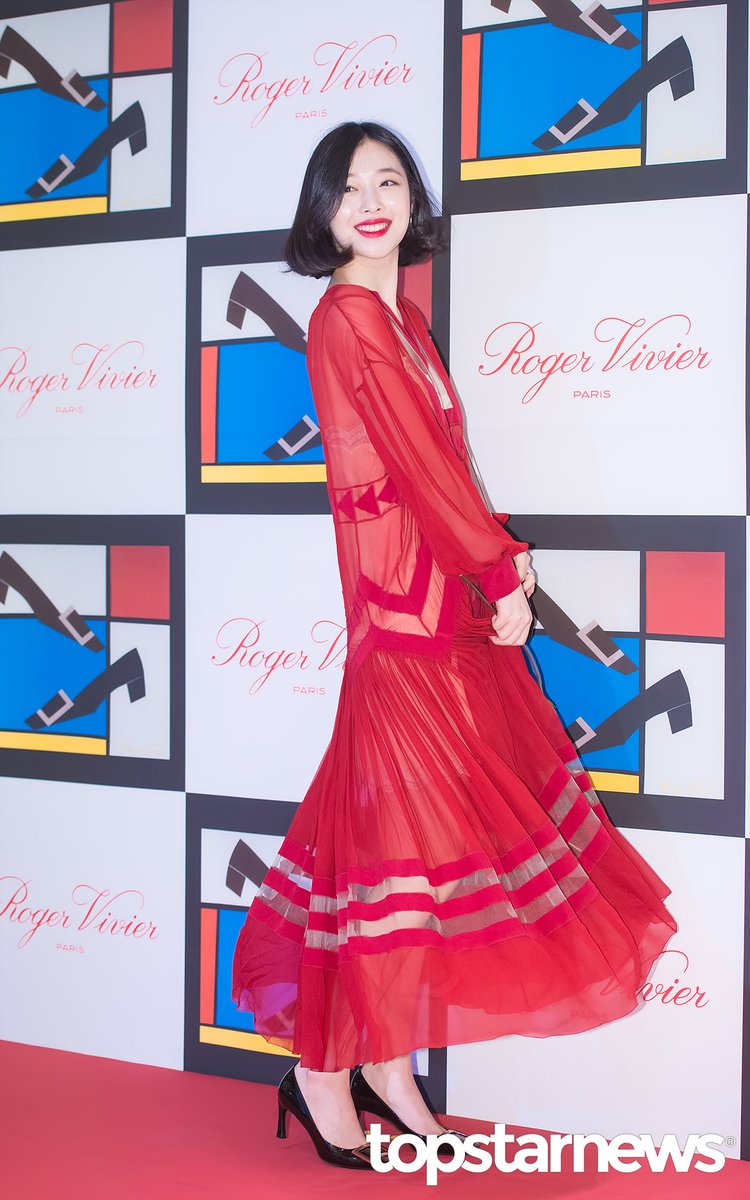 AffxtionGlobal's tweet photo. #[PRESSPIC] 171027 f(Sulli) for ROGER VIVIER 'Buckle Up' Party (4) https://t.co/gYfHFDcVmP