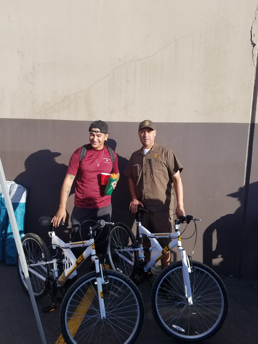 CharP_RN's tweet photo. It was a good morning for a #WellnessFair in @northcalupsers Fresno... they even raffled off 2 UPS bicycles!! #upswellness 🌅🚲🚲 https://t.co/93iZgU8PPr