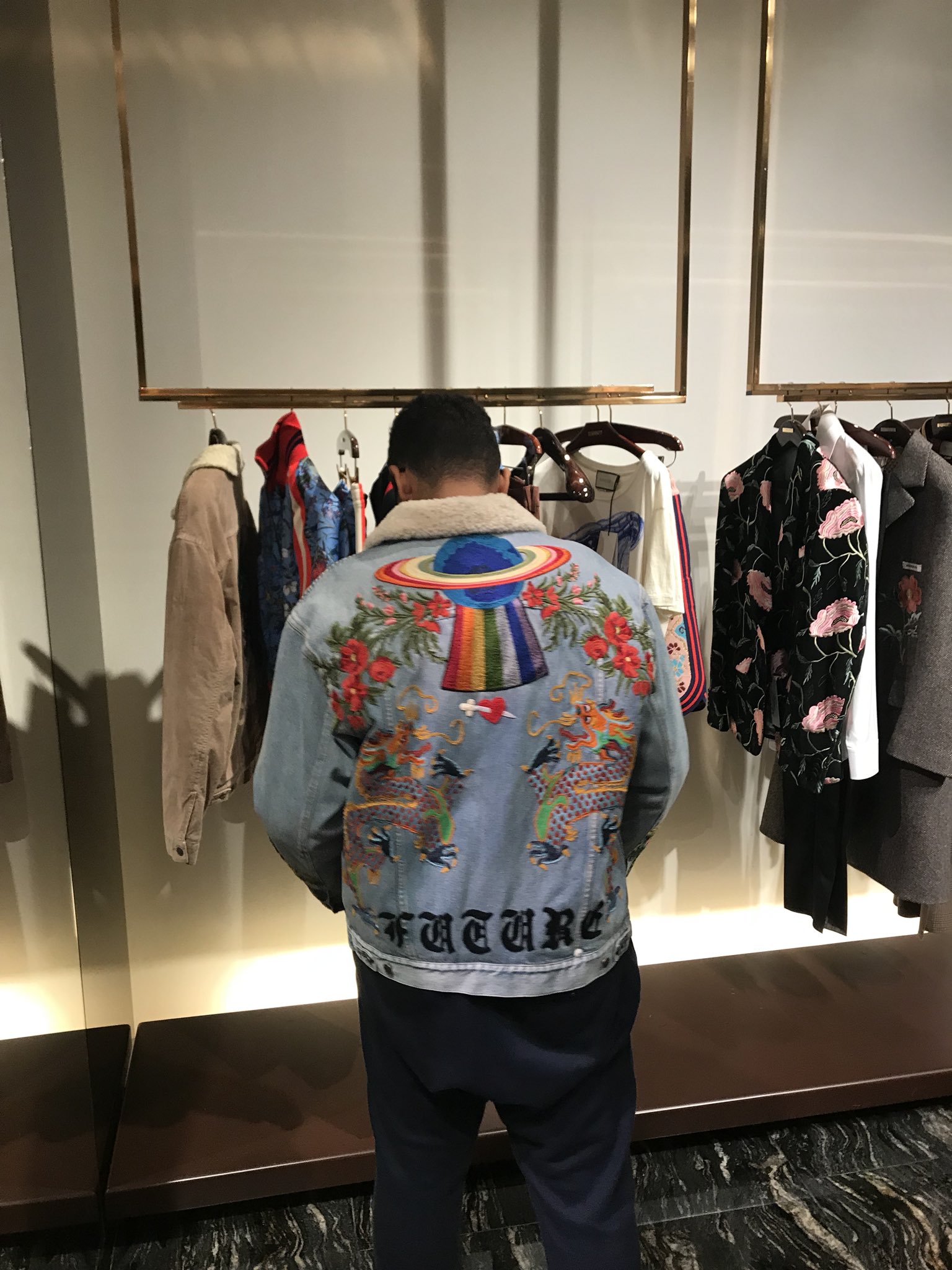 Afstemning mikrofon Lake Taupo Aly on Twitter: "Wearing Logan's paul one out of five,7500$ jackettt @ LoganPaul @gucci #loganpaul @gucci #jacket https://t.co/rh5BoH348A" / X