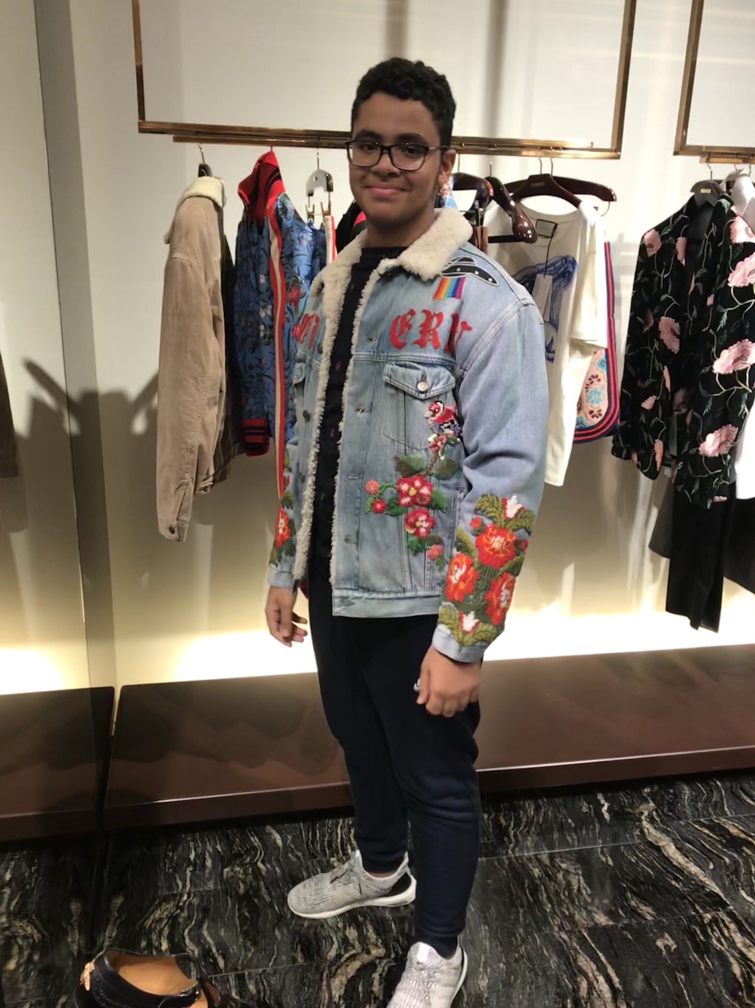 Afstemning mikrofon Lake Taupo Aly on Twitter: "Wearing Logan's paul one out of five,7500$ jackettt @ LoganPaul @gucci #loganpaul @gucci #jacket https://t.co/rh5BoH348A" / X
