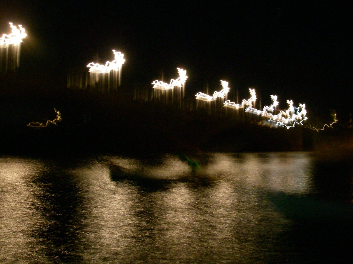ELothianCanoe's tweet photo. Night paddle at #Berwick. An amazing light show under the 3 Bridges 
@scottishcanoe 
@ActiveEL 
@LothianLoop https://t.co/E6RgKqGzFs