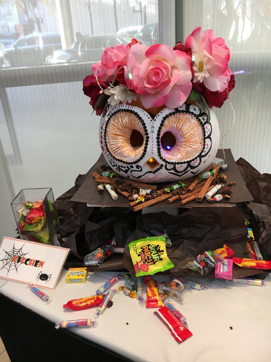 turnerstar's tweet photo. @TorontoMarriott talented team! Amazing pumpkin display. Our girls voted for the Trolls https://t.co/oCozOJSVvX