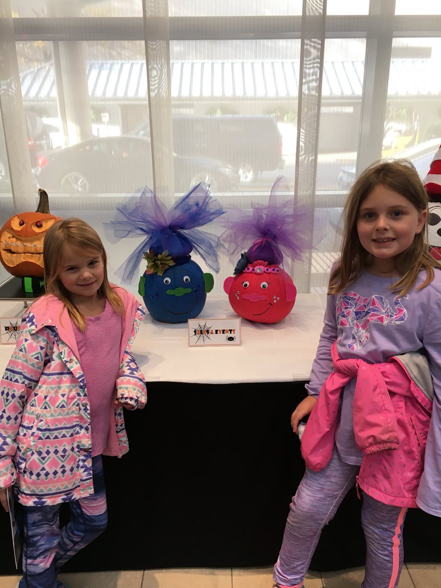 turnerstar's tweet photo. @TorontoMarriott talented team! Amazing pumpkin display. Our girls voted for the Trolls https://t.co/oCozOJSVvX