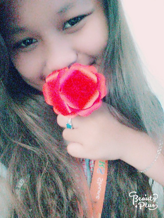 iamapplegrace's tweet photo. May pa Bulaklak Si Mayora. Hahaha 😂😂🌻🌸 https://t.co/aYUytCMymu