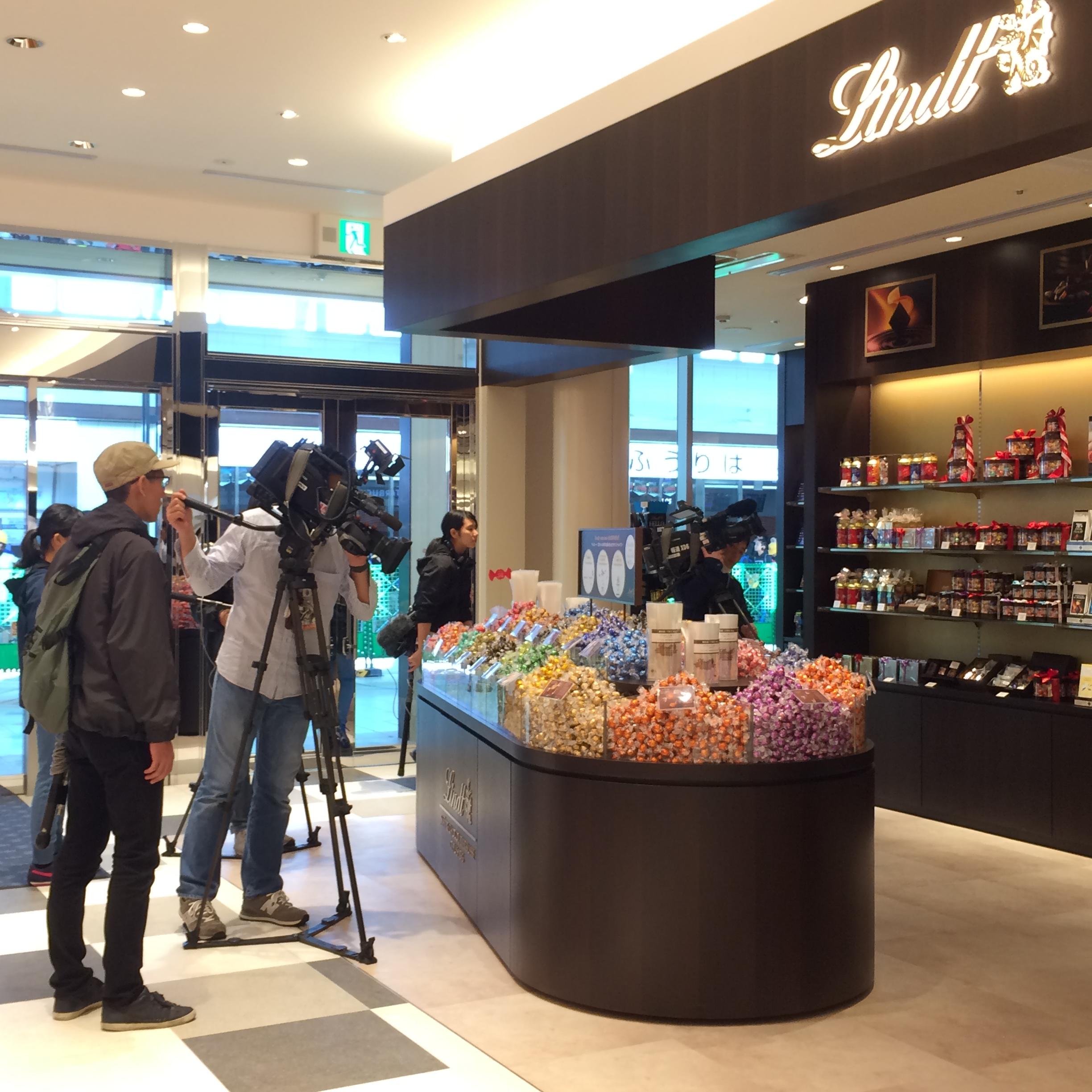 リンツ ショコラ カフェ ブティック 明日 広島駅に新しく開業するｅｋｉｅに 中四国地方で初のリンツ ショコラ ブティックがオープンします 昨日の内覧会ではたくさんのｔｖにも取材いただきました ぜひたくさんの広島の皆様にお会いできることを