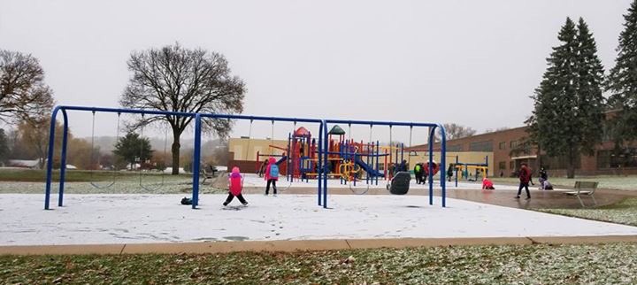 Parents might not have been ready for the season's first snowfall,but the kids sure were.They had fun playing in the snow before school