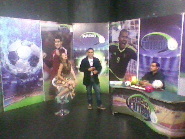 radiofutboltrt's tweet photo. Arrancamos la noche de Fútbol con @javierQuintero_ @FlorangiMorales @polyrftv por TRT https://t.co/qNtIUggLaO https://t.co/rTQj5AxKEg