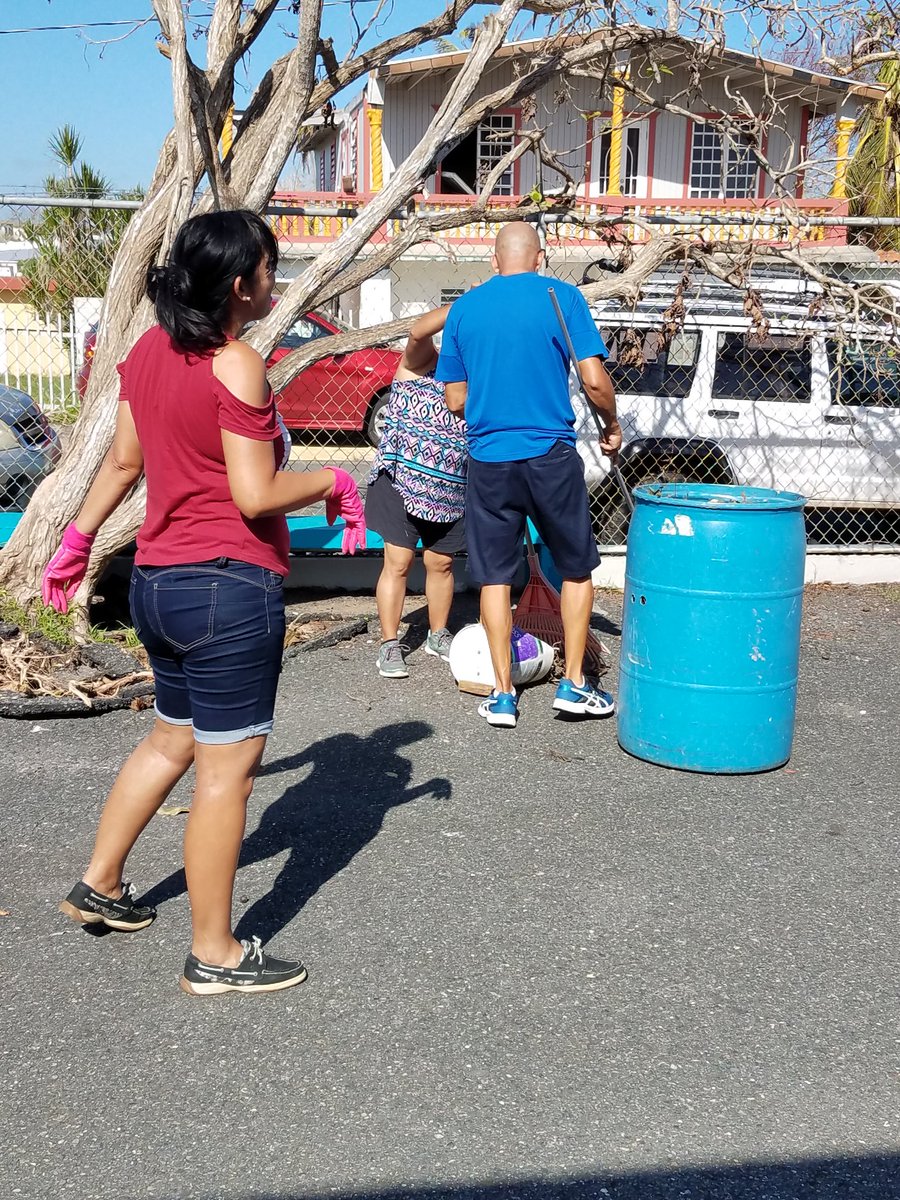 AngelaR72042318's tweet photo. Facultad Escuela Epifanio Estrada Isabela trabajando limpieza de nuestra escuela #PRSeLevanta @SecEducacionPR @ricardorossello https://t.co/L1MnFhhpNf