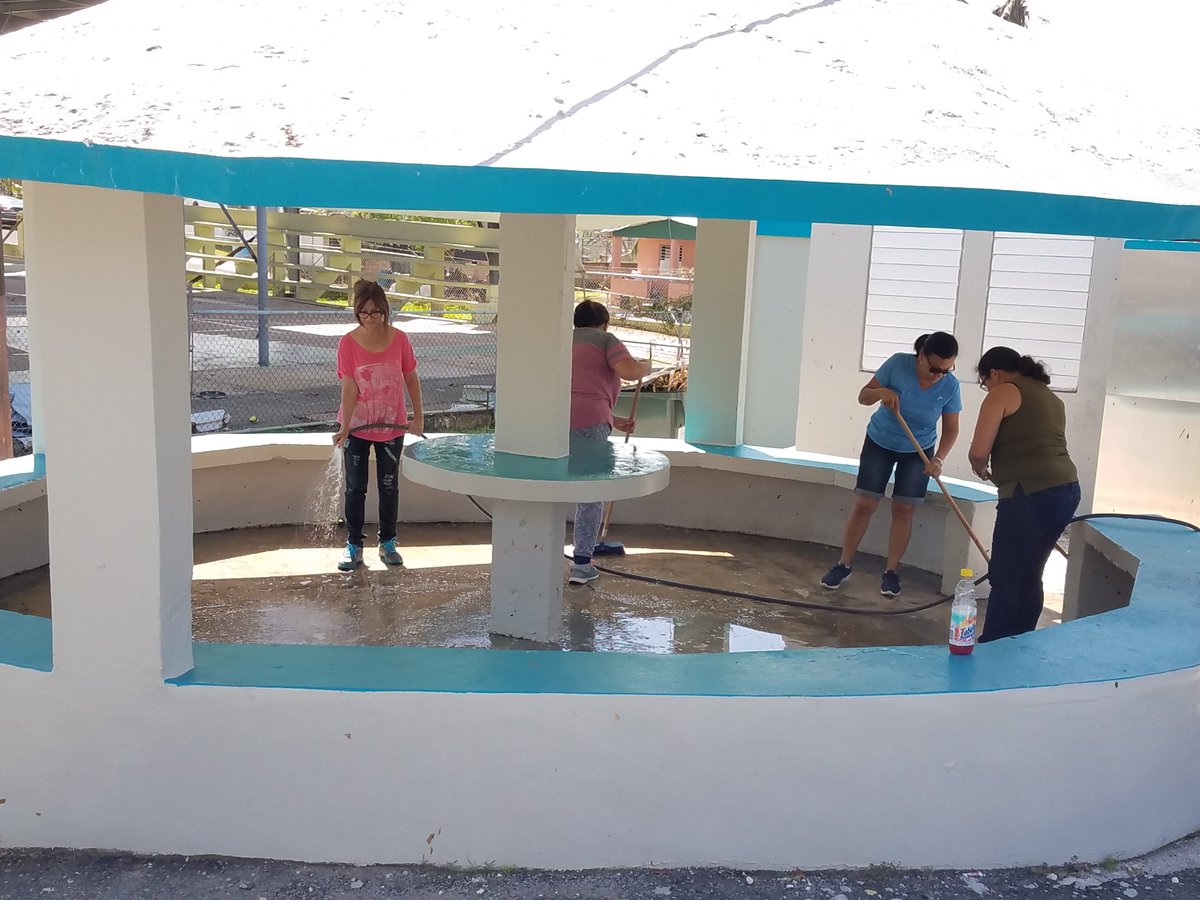 AngelaR72042318's tweet photo. Facultad Escuela Epifanio Estrada Isabela trabajando limpieza de nuestra escuela #PRSeLevanta @SecEducacionPR @ricardorossello https://t.co/L1MnFhhpNf