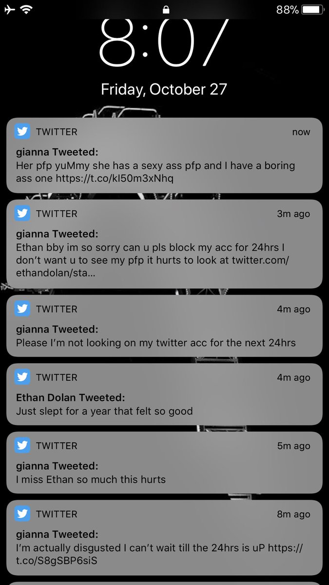 ploytion's tweet image. legit gianna is so over reactinG WHAT EVEN