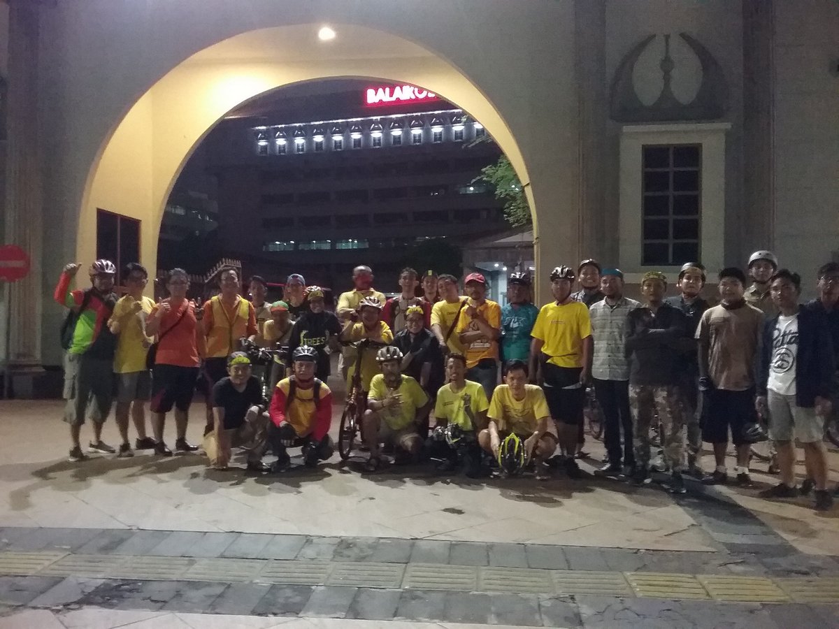 #segowangi #Semaranggowesjemuwahbengi memperingati #HariSumpahPemuda 27 Oktober 2017
#bersepedatunggalika berbeda sepeda, kita gowes bersama