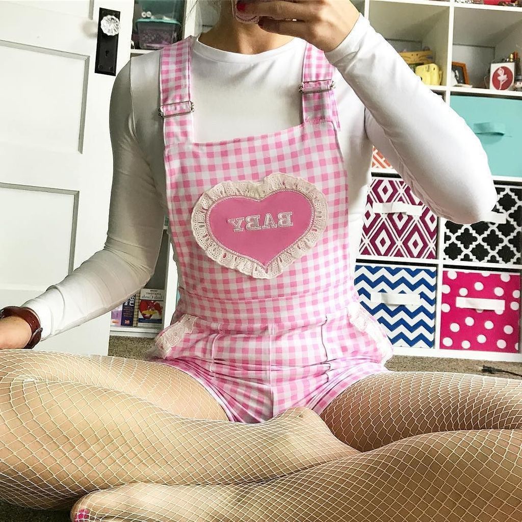 LittleforBig's tweet photo. RepostBy @amber.mouse: "I love when surprises come in the mail!💕💕💕
.
.
.
Shortalls : @littleforbig .
#abdl #abdlgi… https://t.co/K6k7y1PXD4 https://t.co/tnScgODaPz