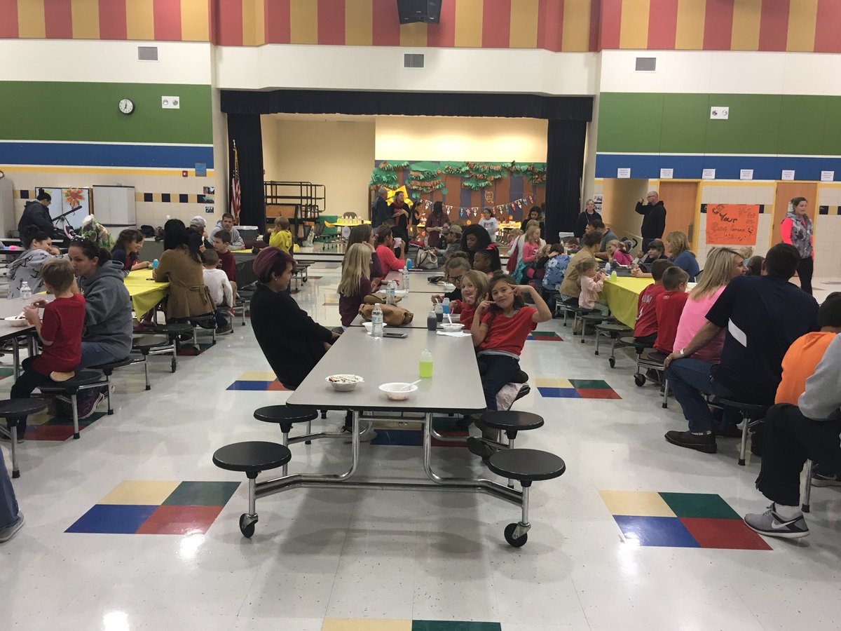 MMV_Counselor's tweet photo. Fun night at the MMV Bulldog Buddy Ice Cream Social!!!
#mmvbuddies https://t.co/qiw90ucenq